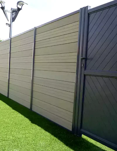 Clôture et portillon composite